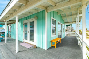 Fun in the Sun! Cozy Beach Pad, Gulf Views and Easy Access to the Sand!